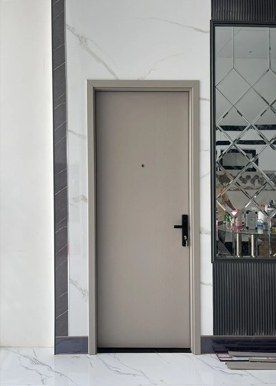 Giá cửa Carbon tại Hóc Môn