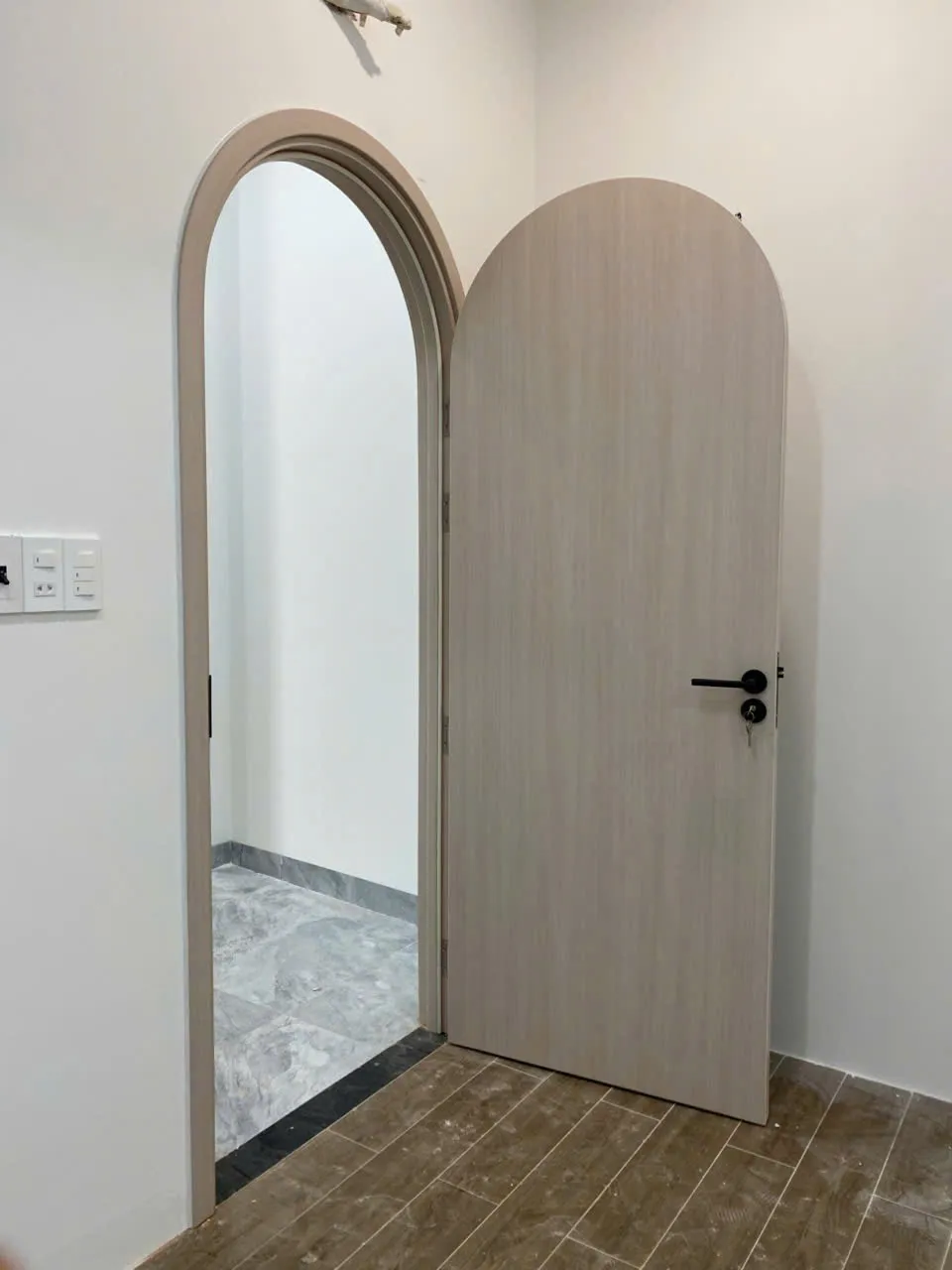Giá cửa vòm Composite tại Quận 5